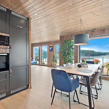 Nybygd Ved Sjøen * Øygarden