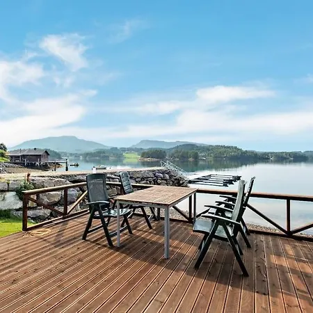 Nybygd Ved Sjøen Øygarden