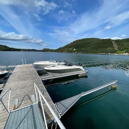 Nybygd Ved Sjøen *
