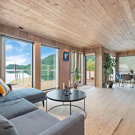 Nybygd Ved Sjøen Feriehus *